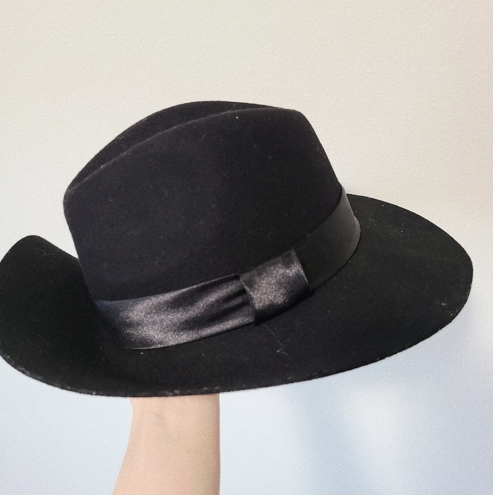 Black hat with silk ribbon